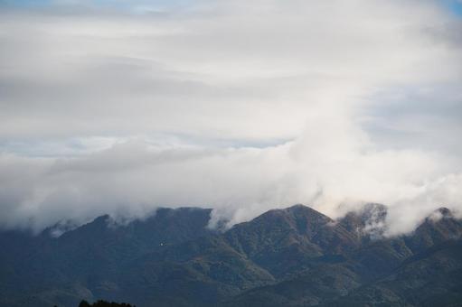 雲が山並みを覆い隠す雄大な秋の風景 山,山並み,雲の写真素材