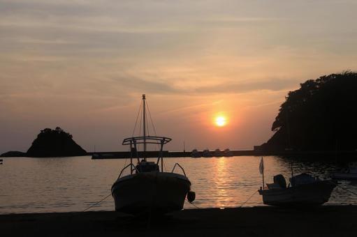 西伊豆町仁科港から見た綺麗な夕陽 西伊豆町仁科港から見た綺麗な夕陽 綺麗な夕陽,西伊豆町,仁科港の写真素材