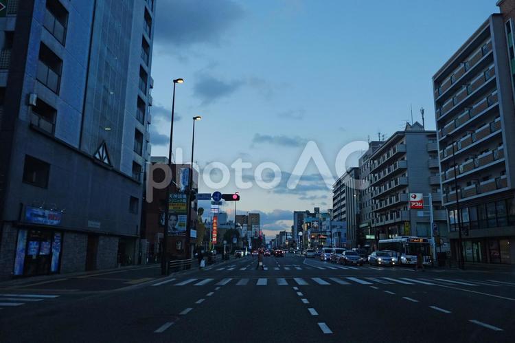 夕暮れの道路 夕暮れ,道路,信号機の写真素材