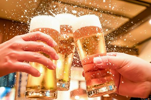 ビールで乾杯 ビール,飲み会,居酒屋の写真素材