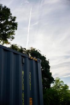 青いコンテナと飛行機雲 コンテナ,輸送,物流の写真素材