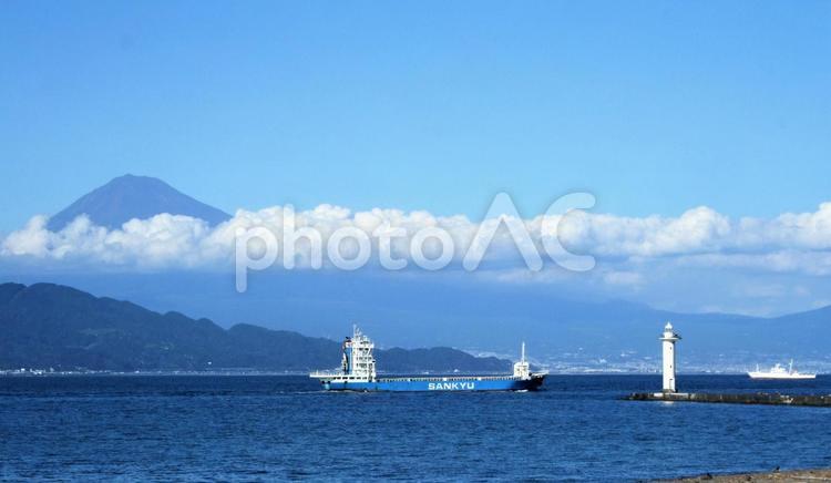 空のコンテナ運搬船と秋の富士山と離岸堤の灯台 コンテナ船,コンテナ運搬船,産業の写真素材