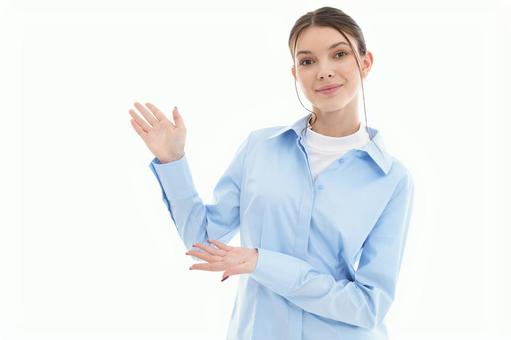 カメラ目線で紹介するポーズの女性 女性,ポーズ,ジェスチャーの写真素材