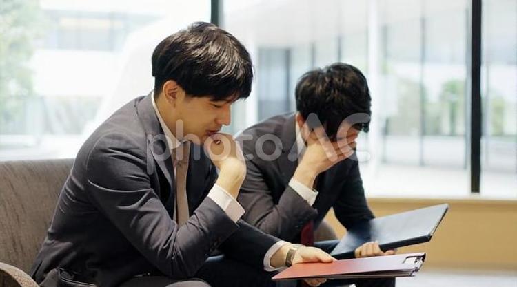 仕事で落ち込むビジネスマン 落ち込む,ビジネスマン,男性の写真素材