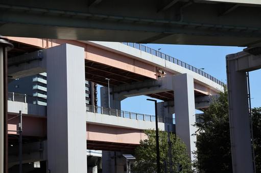 青空と高速道路橋のある街並みの風景 青空と高速道路橋のある街並みの風景 青空,高速道路橋,街並みの写真素材