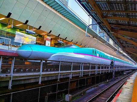 E5系を見上げる(ハイコントラスト) E5系を見上げる(ハイコントラスト) はやぶさ,駅,新幹線の写真素材