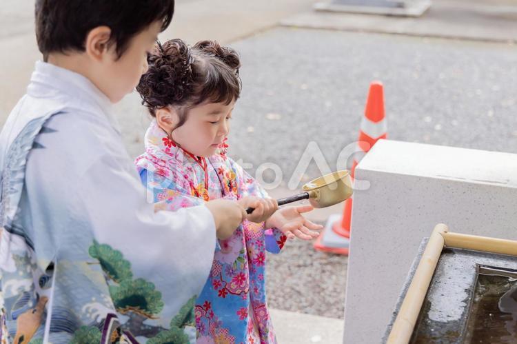 七五三詣　手を洗う　手水 七五三,お参り,手水舎の写真素材