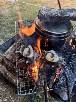 焚き火でサザエの壺焼き 焚き火でサザエの壺焼きの写真