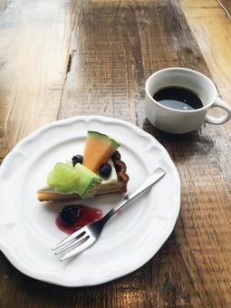 メロンのレアチーズタルトとコーヒー1 チーズタルト,メロン,タルトの写真素材