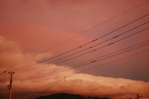 残照に染まる夕暮れのピンクの雲 残照に染まる夕暮れのピンクの雲 夕焼け,空,雲の写真素材
