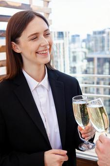 シャンパンのグラスを持ち笑うロングヘアの外国人女性 女性,外国人,シャンパングラスの写真素材