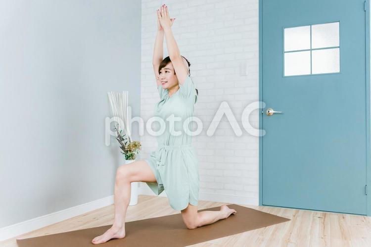 家でヨガをするおしゃれな日本人女性 ヨガ,女性,ストレッチの写真素材