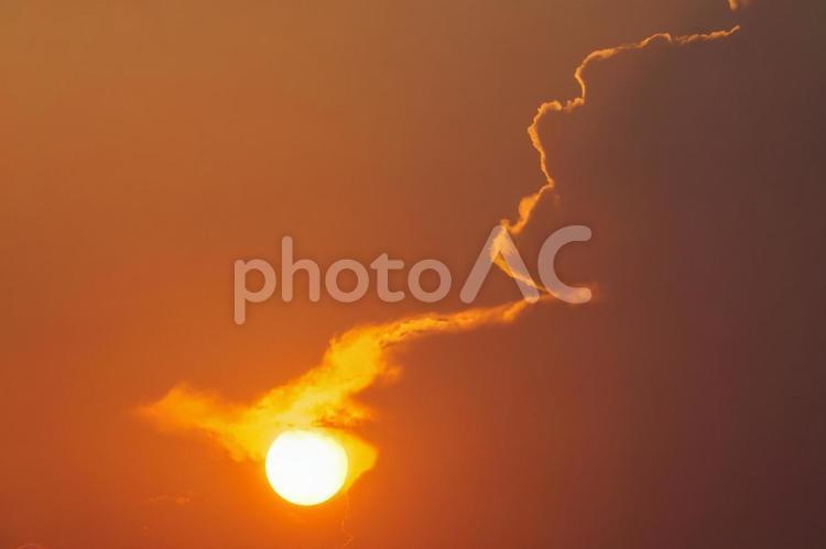 梅雨時の夕日 夕日,雲,空の写真素材