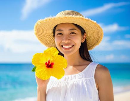 夏旅の彼女・夏空と黄色いハイビスカス 夏旅の彼女・夏空と黄色いハイビスカスの写真