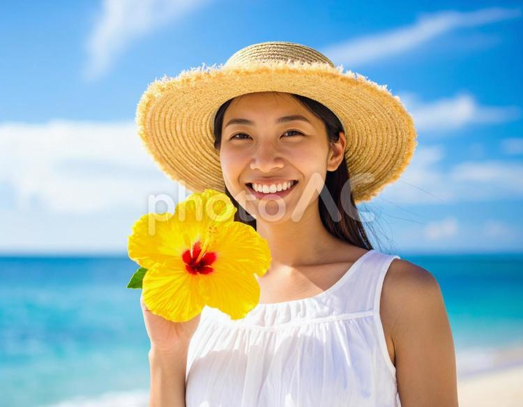 夏旅の彼女・夏空と黄色いハイビスカス 女性,ハイビスカス,黄色の写真素材