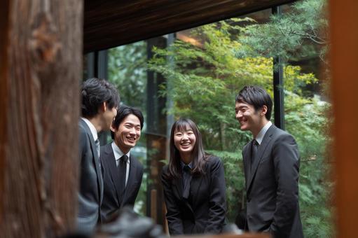 スーツを着て懇親会、新入社員研修 スーツを着て懇親会、新入社員研修の写真