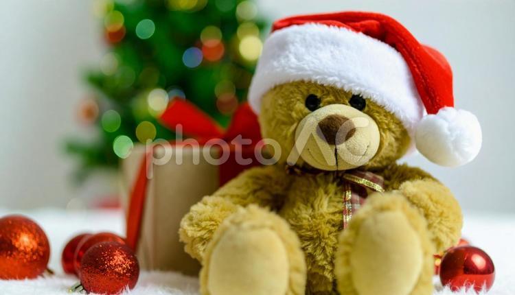 サンタクロースの恰好をする熊のぬいぐるみ クリスマス,プレゼント,サンタクロースの写真素材