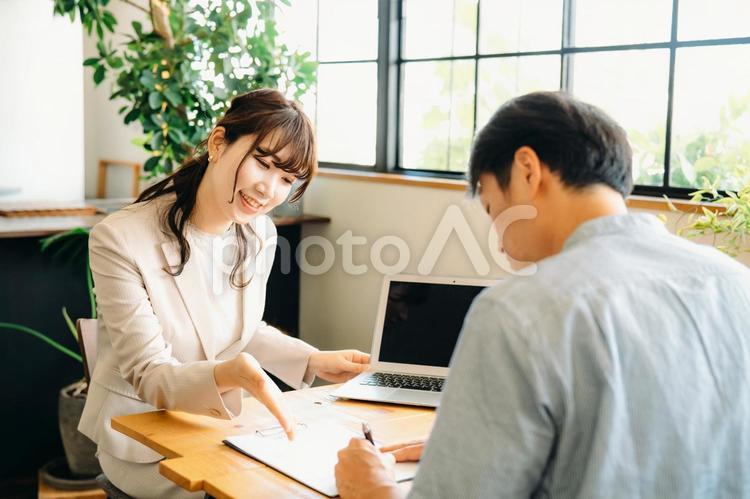 打ち合わせするビジネスウーマン カウンセリング,説明,相談の写真素材