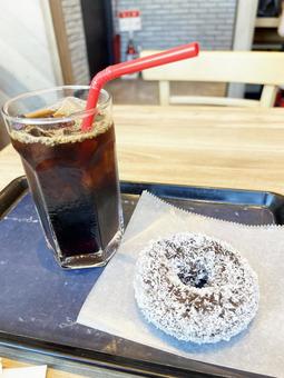 トレイの上のドーナツとアイスコーヒー トレイの上のドーナツとアイスコーヒーの写真