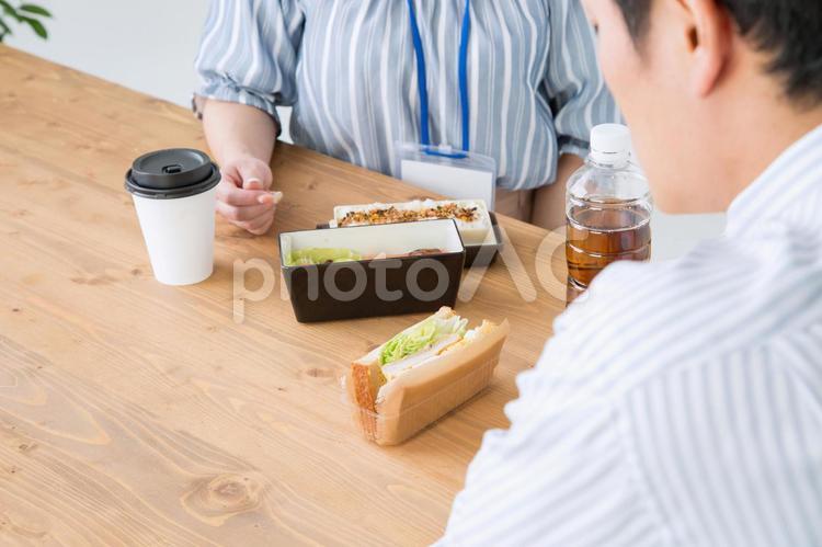 同僚とお弁当を食べるOL ランチ,女性,男性の写真素材