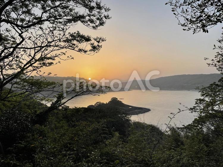 夕日を見ながら 夕暮れ,夕日,夕方の写真素材