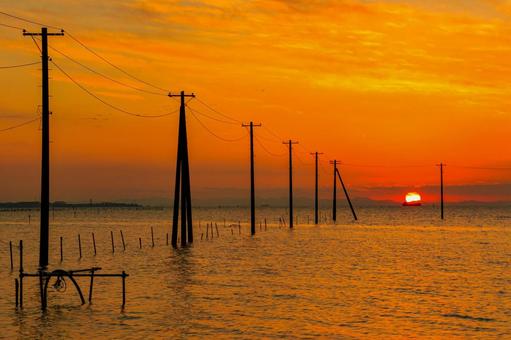 海中電柱 海中電柱,久津間海岸,夕陽の写真素材