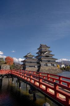 松本城と赤い埋橋 城,風景,天守閣の写真素材