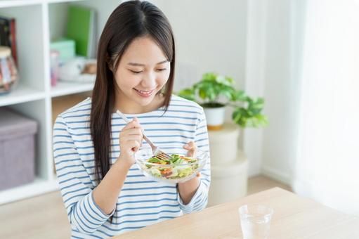 サラダを食べる若い女性 サラダを食べる若い女性 サラダ,ダイエット,野菜の写真素材