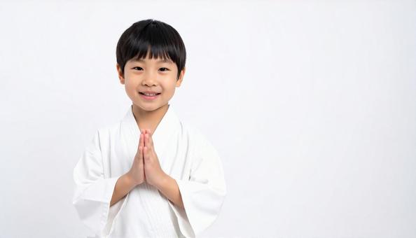 両手をあわせてお願いしている男の子 両手をあわせてお願いしている男の子の写真