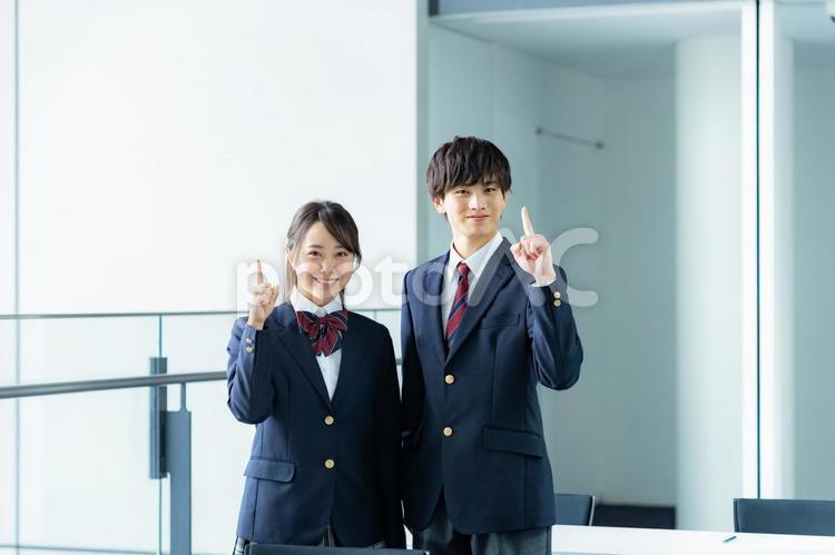 指差しをする高校生 高校生,笑顔,学生の写真素材