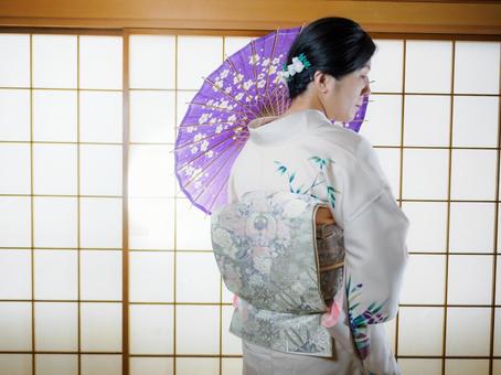 33:和傘を持つ着物の女性 33:和傘を持つ着物の女性 和傘,着物,後ろ姿の写真素材