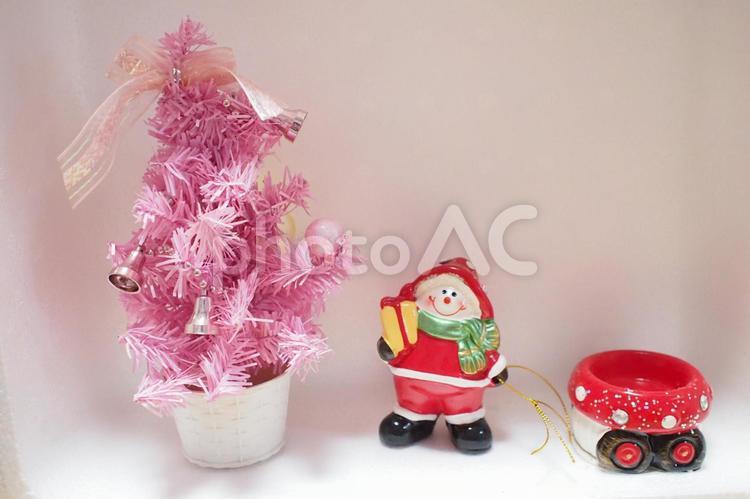 ピンクの可愛いクリスマスツリーとプレゼントを持った雪だるま 12月,12月24日,12月25日の写真素材