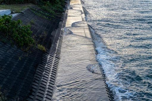 護岸に打ち寄せる波 海,波,水の写真素材