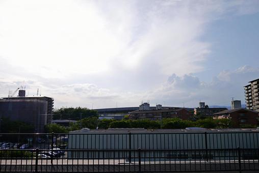 雲ごしでも眩しい太陽と夏の町並み 雲ごしでも眩しい太陽と夏の町並み 陽光,陽射し,夏雲の写真素材