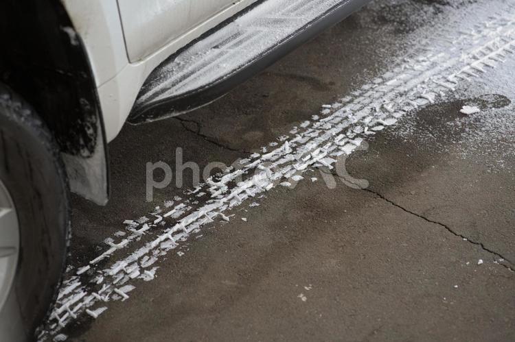 雪のタイヤ痕 タイヤ痕,タイヤ跡,ドライブの写真素材