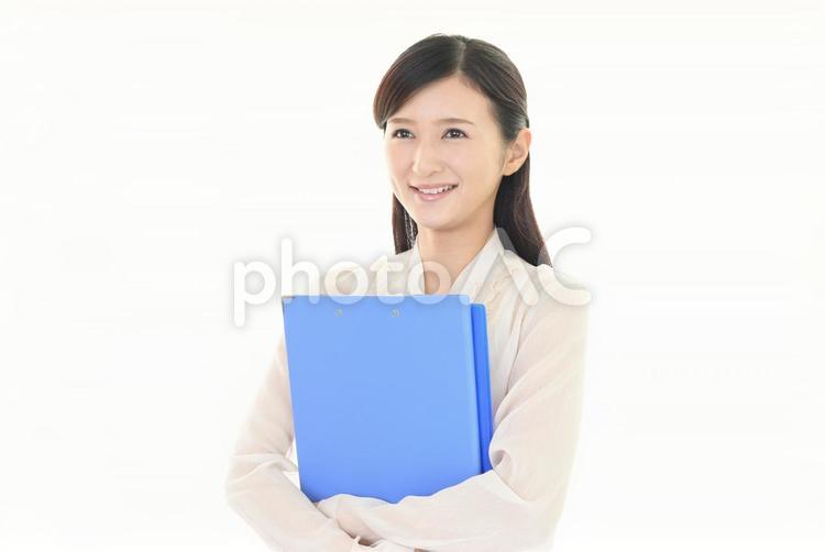 資料を持つ笑顔のビジネスウーマン 女性,ビジネスウーマン,仕事の写真素材
