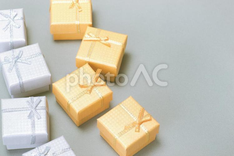 グレー背景の小さなギフトボックス お誕生日,イメージ,ギフトの写真素材
