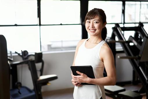 Personal trainer standing in the gym with a smile, JPG Personal trainer standing in the gym with a smile, 女子, 训练, 健身房, JPG