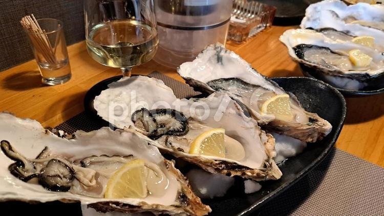 殻付きの牡蠣 牡蠣,殻付きの牡蠣,生食の写真素材