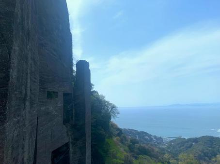 鋸山の岩壁と広がる海の眺め 鋸山の岩壁と広がる海の眺め 鋸山,岩壁,自然の写真素材