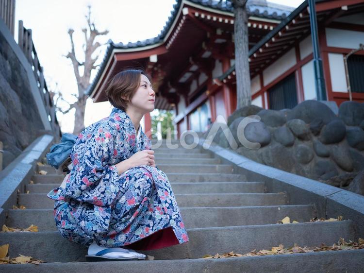 28：着物で外出する女性 女性,女の子,人物の写真素材