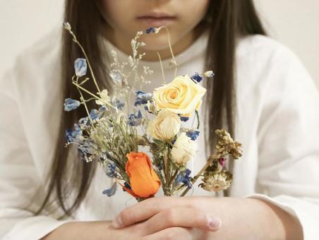 花を持つ少女 花を持つ少女 花,少女,贈り物の写真素材