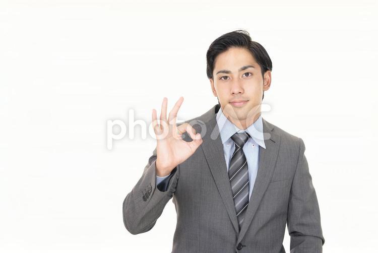 OKサインのポーズをとるビジネスマン 男性,ビジネス,ビジネスマンの写真素材