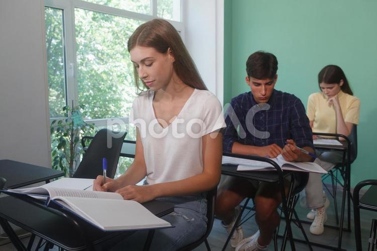 授業を受ける大学生たち 男性,女性,大学生の写真素材