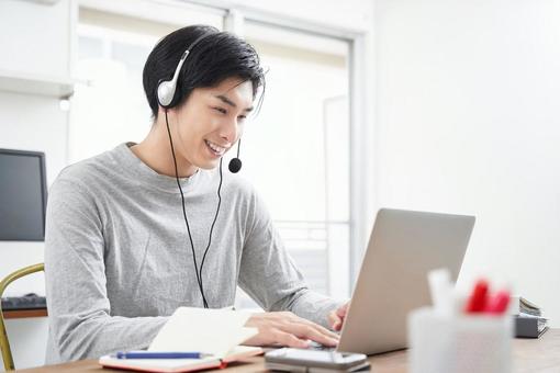 A businessman in plain clothes having a meeting, reunião on-line, reunião on-line, bate-papo, JPG