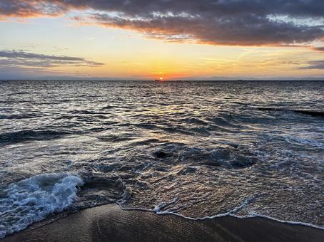 夕日の沈む海 夕日の沈む海の写真