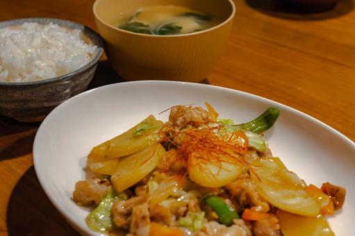 豚肉と野菜炒めの晩御飯 豚肉と野菜炒めの晩御飯の写真