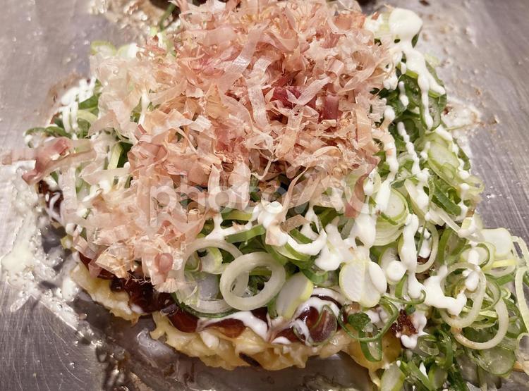 九条ネギたっぷりのお好み焼き お好み焼き,鉄板焼き,鰹節の写真素材