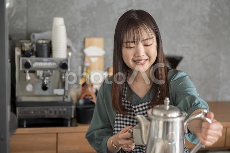 珈琲を淹れる女性 カフェ,店員,女性の写真素材