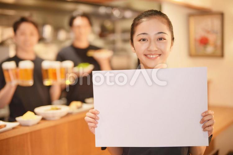 笑顔で画用紙を持つ女性（横） 男女,大学生,バイトの写真素材